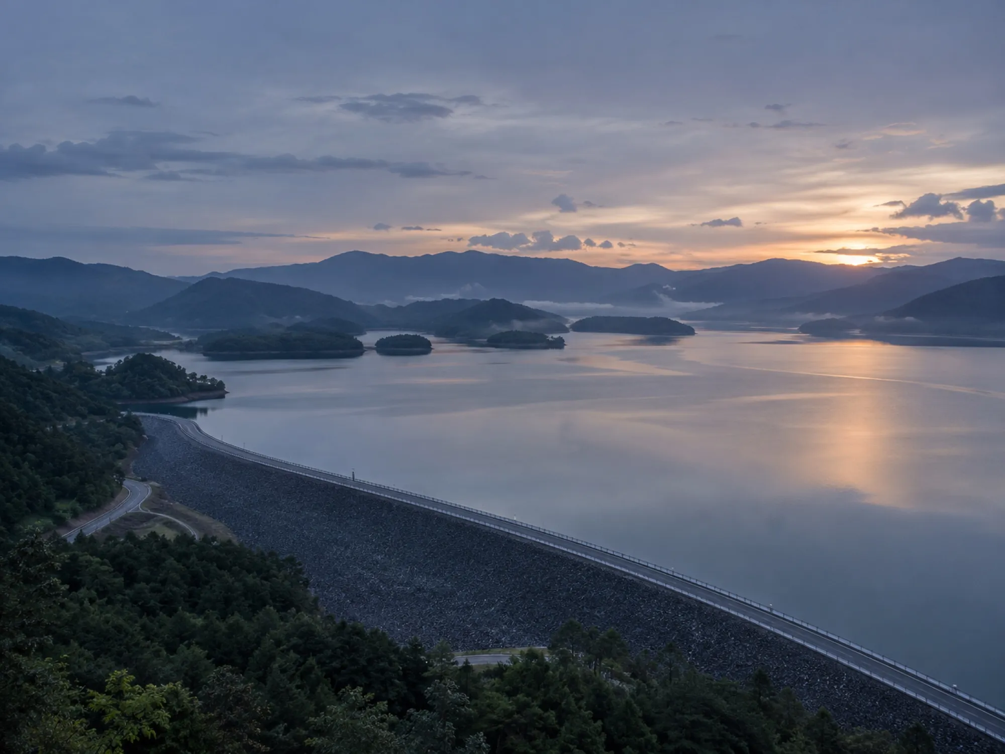 远距离周界：清晨的水库堤岸与开阔水面